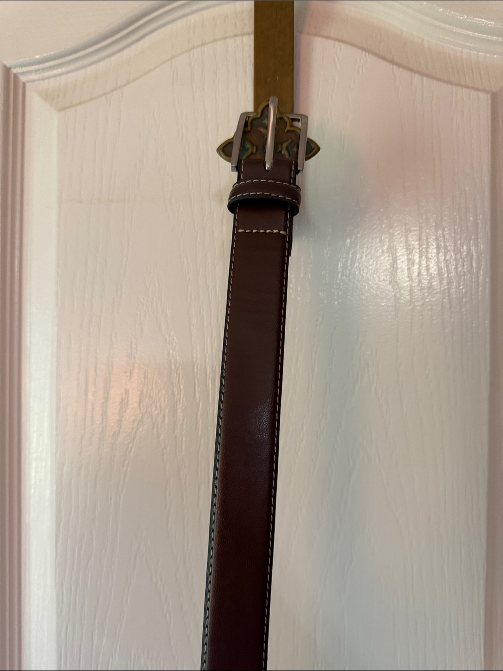 E29 Men's Brown Leather Belt with Contrast Stitching